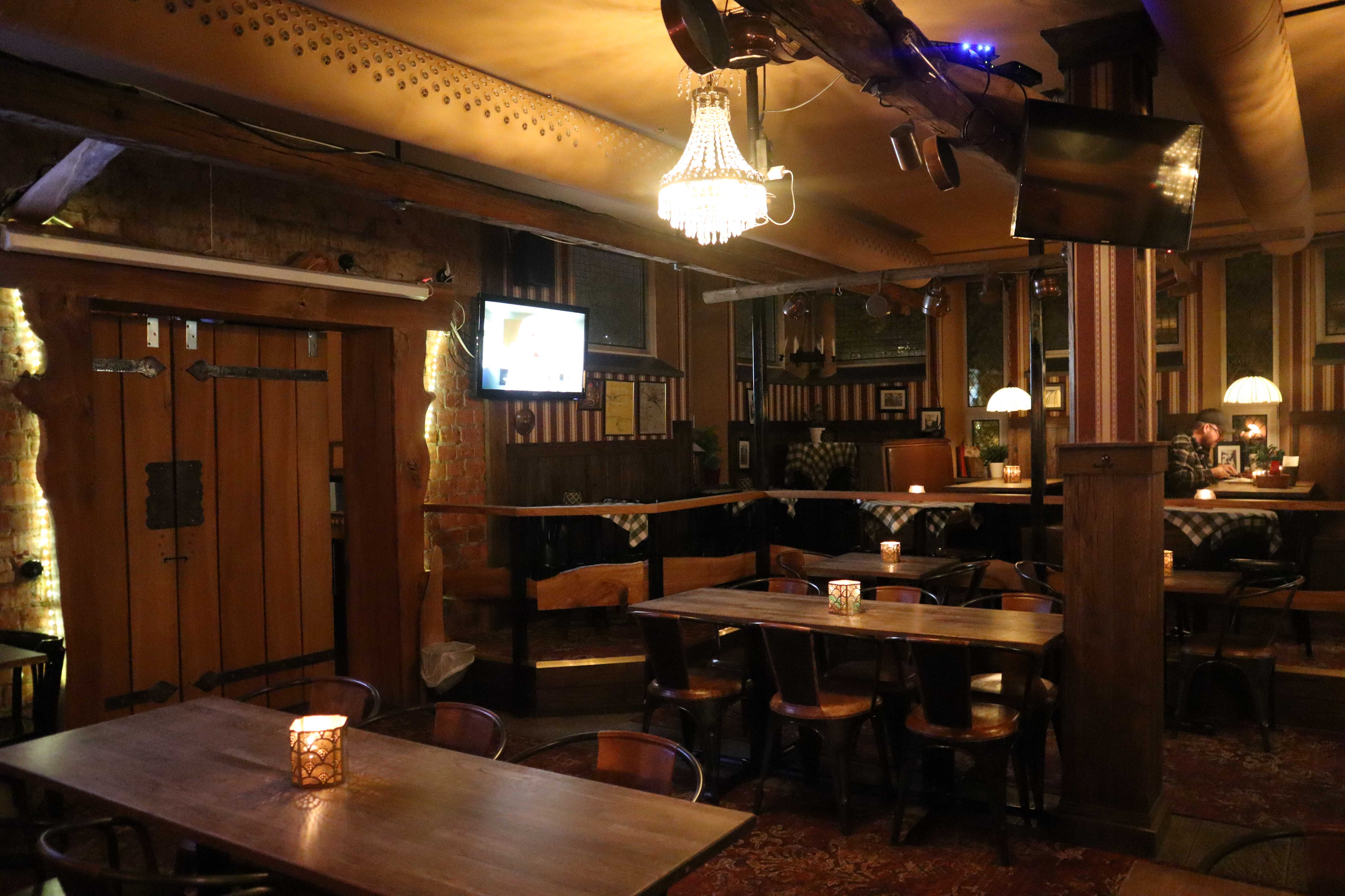 Publounge med träbord och bekväma sittplatser