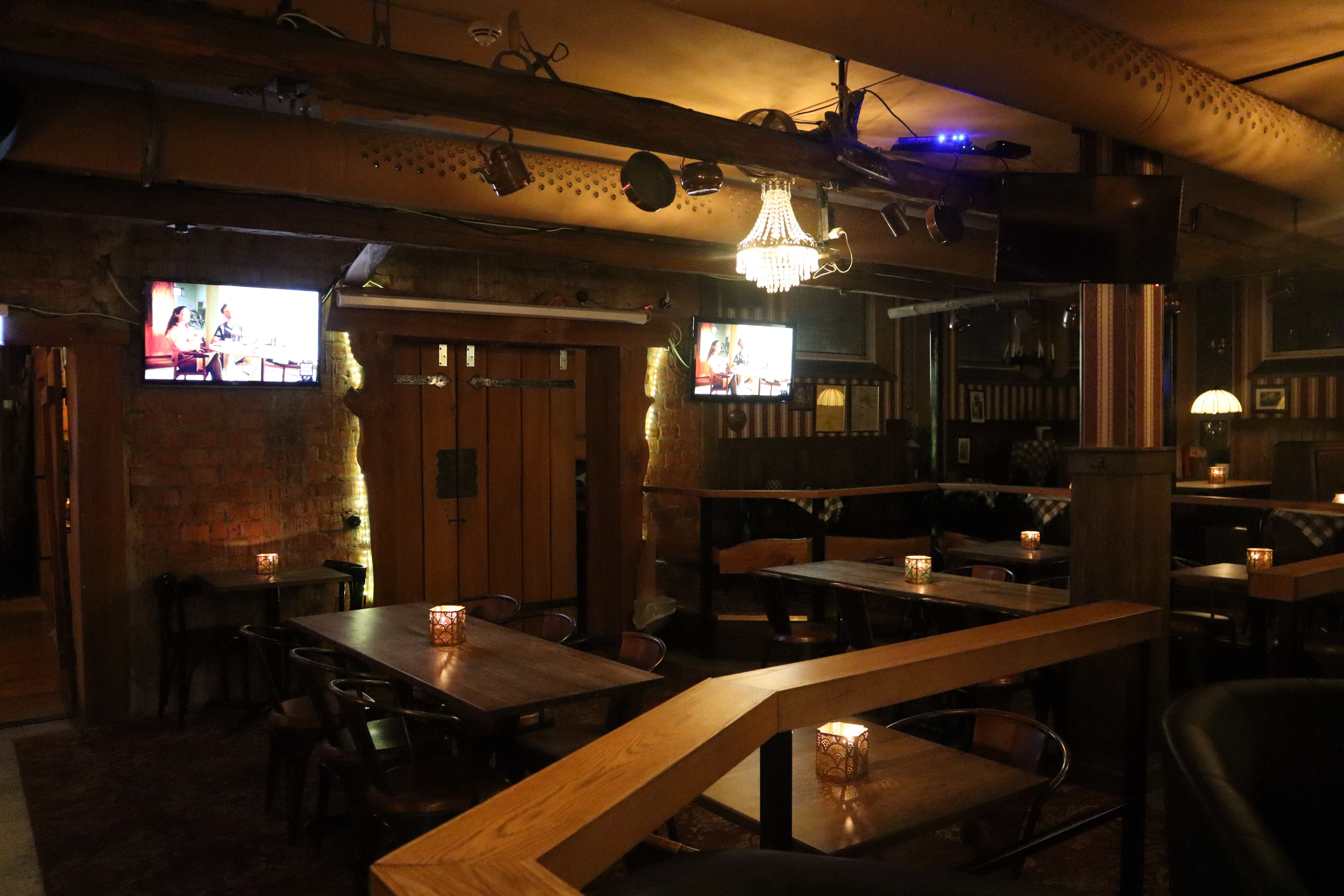 Mysig pubmiljö med bås och atmosfärisk belysning