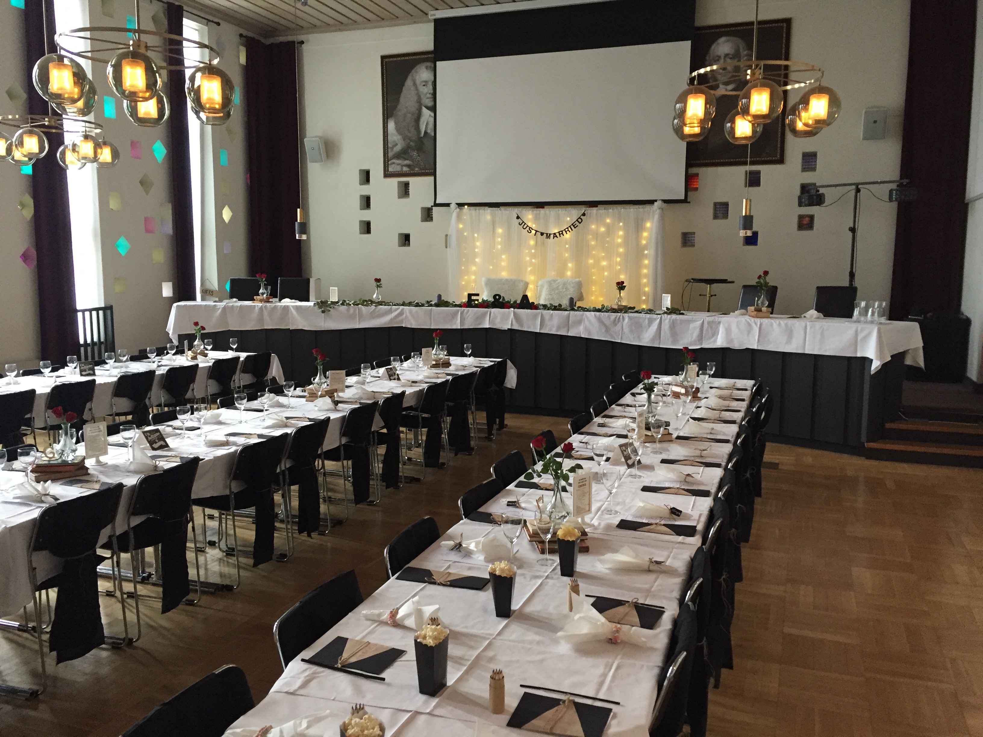 Tingssalen uppdukat för bröllopsmottagning med eleganta bordsdukningar